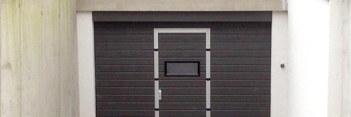 Brama segmentowa Wiśniowski UniPro z drzwiami przejściowymi, przeszklenie: okienko A-1, kolor: RAL 7022, Napęd Sommer Duo Rapido+