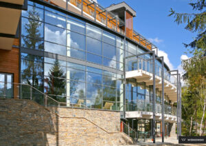 Fasady aluminiowe, fasada, stolarka Wiśniowski. Adams Salon partnerski Żary