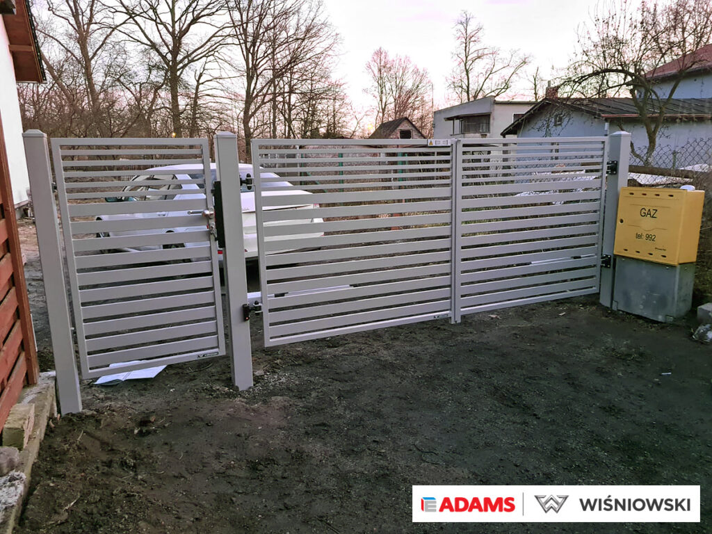 Ogrodzenia posesyjne, brama skrzydłowa, furtka, słupy ogrodzeniowe, ogrodzenie Wiśniowski. Adams Salon partnerski Żary