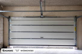 Nasze realizacje – Wiśniowski – Brama segmentowa UniTherm, okna PVC PRIMO 82, rolety zewnętrzne  Szukasz stolarki dla swojego domu, który ma być zarówno estetyczny, jak i energooszczędny? Zobacz naszą realizację, gdzie zastosowaliśmy kompleksowe rozwiązania Wiśniowski, gwarantujące funkcjonalność i niezawodność.  Lokalizacja realizacji: Drozdów  Okna PVC PRIMO 82 W tym projekcie postawiliśmy na okna PVC PRIMO 82, które wyróżniają się  świetnymi właściwościami izolacyjnymi. Na zewnątrz są w nowoczesnym kolorze - ciemnoszary jedwab, który idealnie pasuje do współczesnej architektury. Wewnątrz okna pozostały klasycznie białe (RAL 9016). Dodatkowo okna charakteryzuje bogate wyposażenie jak ciepłe ramki, zabezpieczenia antywłamaniowe, blokady antyprzeciągowe czy okucia z ukrytymi zawiasami.  Profil okien: PRIMO 82 Kolor zewnętrzny: Ciemnoszary jedwab Kolor wewnętrzny: Biały RAL 9016 Okucia: MACO MultiPower - zawiasy ukryte Wyposażenie: ciepła ramka, dwa zaczepy antywyważeniowe i najazd dolny, blokada antyprzeciągowa  Rolety Zewnętrzne Protecta P Dla zapewnienia prywatności i bezpieczeństwa zamontowaliśmy elektrycznie sterowane rolety zewnętrzne Protecta P. Ich pancerz PA-39 w kolorze szarego antracytu doskonale współgra z ramami okiennymi, tworząc spójną i elegancką całość. Rolety te to nie tylko świetna ochrona przed słońcem i hałasem, ale także dodatkowa bariera utrudniająca włamanie.  Rolety: Protecta P sterowane elektrycznie Pancerz: Pancerz PA-39 Kolor: Szary antracyt  Brama Segmentowa UniTherm Całość dopełnia nowoczesna brama segmentowa UniTherm w kolorze RAL 7016 (antracyt). Dzięki panelom typu G (bez przetłoczeń) brama wygląda minimalistycznie i bardzo elegancko, podkreślając nowoczesny styl budynku. Brama UniTherm to synonim najwyższej jakości, doskonałej izolacji termicznej i niezawodności, zapewniając łatwy i bezpieczny dostęp do garażu dzięki automatyce Wiśniowski SPARK 1100.  Brama: Segmentowa UniTherm Kolor: RAL 7016 Typ panela: G – bez przetłoczeń Automatyka: Wiśniowski SPARK 1100