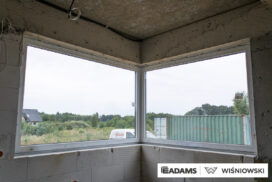 Nasze realizacje – Wiśniowski – Brama segmentowa UniTherm, okna PVC PRIMO 82, rolety zewnętrzne  Szukasz stolarki dla swojego domu, który ma być zarówno estetyczny, jak i energooszczędny? Zobacz naszą realizację, gdzie zastosowaliśmy kompleksowe rozwiązania Wiśniowski, gwarantujące funkcjonalność i niezawodność.  Lokalizacja realizacji: Drozdów  Okna PVC PRIMO 82 W tym projekcie postawiliśmy na okna PVC PRIMO 82, które wyróżniają się  świetnymi właściwościami izolacyjnymi. Na zewnątrz są w nowoczesnym kolorze - ciemnoszary jedwab, który idealnie pasuje do współczesnej architektury. Wewnątrz okna pozostały klasycznie białe (RAL 9016). Dodatkowo okna charakteryzuje bogate wyposażenie jak ciepłe ramki, zabezpieczenia antywłamaniowe, blokady antyprzeciągowe czy okucia z ukrytymi zawiasami.  Profil okien: PRIMO 82 Kolor zewnętrzny: Ciemnoszary jedwab Kolor wewnętrzny: Biały RAL 9016 Okucia: MACO MultiPower - zawiasy ukryte Wyposażenie: ciepła ramka, dwa zaczepy antywyważeniowe i najazd dolny, blokada antyprzeciągowa  Rolety Zewnętrzne Protecta P Dla zapewnienia prywatności i bezpieczeństwa zamontowaliśmy elektrycznie sterowane rolety zewnętrzne Protecta P. Ich pancerz PA-39 w kolorze szarego antracytu doskonale współgra z ramami okiennymi, tworząc spójną i elegancką całość. Rolety te to nie tylko świetna ochrona przed słońcem i hałasem, ale także dodatkowa bariera utrudniająca włamanie.  Rolety: Protecta P sterowane elektrycznie Pancerz: Pancerz PA-39 Kolor: Szary antracyt  Brama Segmentowa UniTherm Całość dopełnia nowoczesna brama segmentowa UniTherm w kolorze RAL 7016 (antracyt). Dzięki panelom typu G (bez przetłoczeń) brama wygląda minimalistycznie i bardzo elegancko, podkreślając nowoczesny styl budynku. Brama UniTherm to synonim najwyższej jakości, doskonałej izolacji termicznej i niezawodności, zapewniając łatwy i bezpieczny dostęp do garażu dzięki automatyce Wiśniowski SPARK 1100.  Brama: Segmentowa UniTherm Kolor: RAL 7016 Typ panela: G – bez przetłoczeń Automatyka: Wiśniowski SPARK 1100