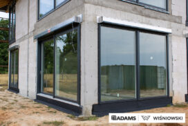 Nasze realizacje – Wiśniowski – Brama segmentowa UniTherm, okna PVC PRIMO 82, rolety zewnętrzne  Szukasz stolarki dla swojego domu, który ma być zarówno estetyczny, jak i energooszczędny? Zobacz naszą realizację, gdzie zastosowaliśmy kompleksowe rozwiązania Wiśniowski, gwarantujące funkcjonalność i niezawodność.  Lokalizacja realizacji: Drozdów  Okna PVC PRIMO 82 W tym projekcie postawiliśmy na okna PVC PRIMO 82, które wyróżniają się  świetnymi właściwościami izolacyjnymi. Na zewnątrz są w nowoczesnym kolorze - ciemnoszary jedwab, który idealnie pasuje do współczesnej architektury. Wewnątrz okna pozostały klasycznie białe (RAL 9016). Dodatkowo okna charakteryzuje bogate wyposażenie jak ciepłe ramki, zabezpieczenia antywłamaniowe, blokady antyprzeciągowe czy okucia z ukrytymi zawiasami.  Profil okien: PRIMO 82 Kolor zewnętrzny: Ciemnoszary jedwab Kolor wewnętrzny: Biały RAL 9016 Okucia: MACO MultiPower - zawiasy ukryte Wyposażenie: ciepła ramka, dwa zaczepy antywyważeniowe i najazd dolny, blokada antyprzeciągowa  Rolety Zewnętrzne Protecta P Dla zapewnienia prywatności i bezpieczeństwa zamontowaliśmy elektrycznie sterowane rolety zewnętrzne Protecta P. Ich pancerz PA-39 w kolorze szarego antracytu doskonale współgra z ramami okiennymi, tworząc spójną i elegancką całość. Rolety te to nie tylko świetna ochrona przed słońcem i hałasem, ale także dodatkowa bariera utrudniająca włamanie.  Rolety: Protecta P sterowane elektrycznie Pancerz: Pancerz PA-39 Kolor: Szary antracyt  Brama Segmentowa UniTherm Całość dopełnia nowoczesna brama segmentowa UniTherm w kolorze RAL 7016 (antracyt). Dzięki panelom typu G (bez przetłoczeń) brama wygląda minimalistycznie i bardzo elegancko, podkreślając nowoczesny styl budynku. Brama UniTherm to synonim najwyższej jakości, doskonałej izolacji termicznej i niezawodności, zapewniając łatwy i bezpieczny dostęp do garażu dzięki automatyce Wiśniowski SPARK 1100.  Brama: Segmentowa UniTherm Kolor: RAL 7016 Typ panela: G – bez przetłoczeń Automatyka: Wiśniowski SPARK 1100