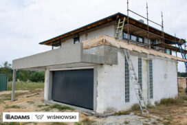 Nasze realizacje – Wiśniowski – Brama segmentowa UniTherm, okna PVC PRIMO 82, rolety zewnętrzne  Szukasz stolarki dla swojego domu, który ma być zarówno estetyczny, jak i energooszczędny? Zobacz naszą realizację, gdzie zastosowaliśmy kompleksowe rozwiązania Wiśniowski, gwarantujące funkcjonalność i niezawodność.  Lokalizacja realizacji: Drozdów  Okna PVC PRIMO 82 W tym projekcie postawiliśmy na okna PVC PRIMO 82, które wyróżniają się  świetnymi właściwościami izolacyjnymi. Na zewnątrz są w nowoczesnym kolorze - ciemnoszary jedwab, który idealnie pasuje do współczesnej architektury. Wewnątrz okna pozostały klasycznie białe (RAL 9016). Dodatkowo okna charakteryzuje bogate wyposażenie jak ciepłe ramki, zabezpieczenia antywłamaniowe, blokady antyprzeciągowe czy okucia z ukrytymi zawiasami.  Profil okien: PRIMO 82 Kolor zewnętrzny: Ciemnoszary jedwab Kolor wewnętrzny: Biały RAL 9016 Okucia: MACO MultiPower - zawiasy ukryte Wyposażenie: ciepła ramka, dwa zaczepy antywyważeniowe i najazd dolny, blokada antyprzeciągowa  Rolety Zewnętrzne Protecta P Dla zapewnienia prywatności i bezpieczeństwa zamontowaliśmy elektrycznie sterowane rolety zewnętrzne Protecta P. Ich pancerz PA-39 w kolorze szarego antracytu doskonale współgra z ramami okiennymi, tworząc spójną i elegancką całość. Rolety te to nie tylko świetna ochrona przed słońcem i hałasem, ale także dodatkowa bariera utrudniająca włamanie.  Rolety: Protecta P sterowane elektrycznie Pancerz: Pancerz PA-39 Kolor: Szary antracyt  Brama Segmentowa UniTherm Całość dopełnia nowoczesna brama segmentowa UniTherm w kolorze RAL 7016 (antracyt). Dzięki panelom typu G (bez przetłoczeń) brama wygląda minimalistycznie i bardzo elegancko, podkreślając nowoczesny styl budynku. Brama UniTherm to synonim najwyższej jakości, doskonałej izolacji termicznej i niezawodności, zapewniając łatwy i bezpieczny dostęp do garażu dzięki automatyce Wiśniowski SPARK 1100.  Brama: Segmentowa UniTherm Kolor: RAL 7016 Typ panela: G – bez przetłoczeń Automatyka: Wiśniowski SPARK 1100