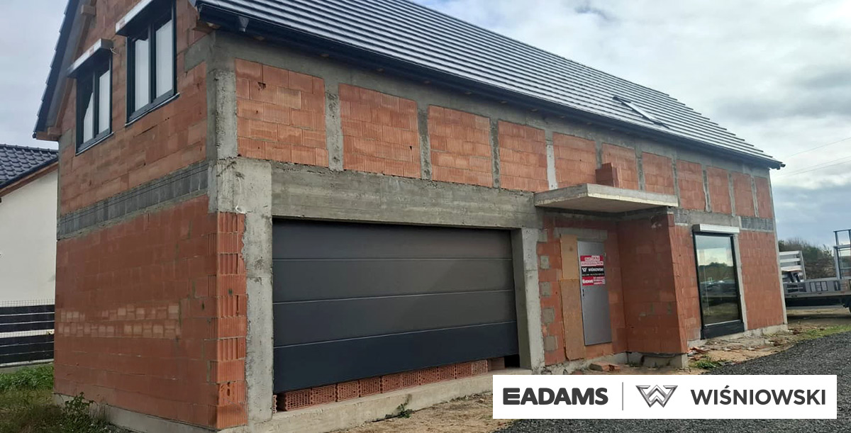 Okna PVC PRIMO 82, brama segmentowa UniTherm, rolety zewnętrzne