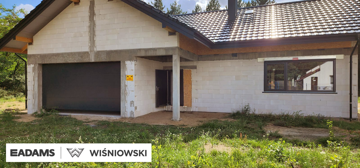 Brama garażowa UniTherm, okna PVC PRIMO 82, rolety Protecta P