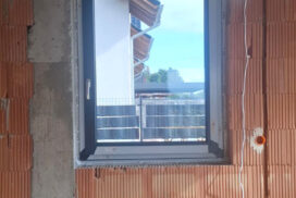 Okna PVC PRIMO 82, brama segmentowa UniTherm, rolety zewnętrzne