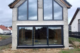 Okna PVC PRIMO 82, brama segmentowa UniTherm, rolety zewnętrzne