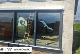 Okna PVC PRIMO 82, brama segmentowa UniTherm, rolety zewnętrzne