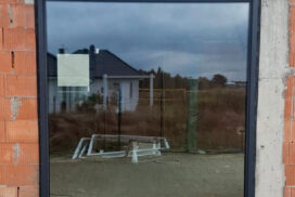 Okna PVC PRIMO 82, brama segmentowa UniTherm, rolety zewnętrzne