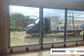 Okna PVC PRIMO 82, brama segmentowa UniTherm, rolety zewnętrzne