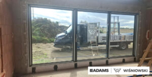 Okna PVC PRIMO 82, brama segmentowa UniTherm, rolety zewnętrzne