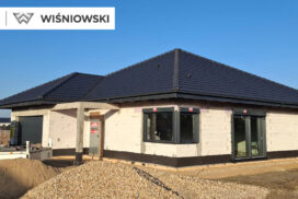 Nasze realizacje – Wiśniowski – Okna PRIMO 82, drzwi Nova, brama segmentowa UniTherm, rolety Protecta, żaluzje fasadowe