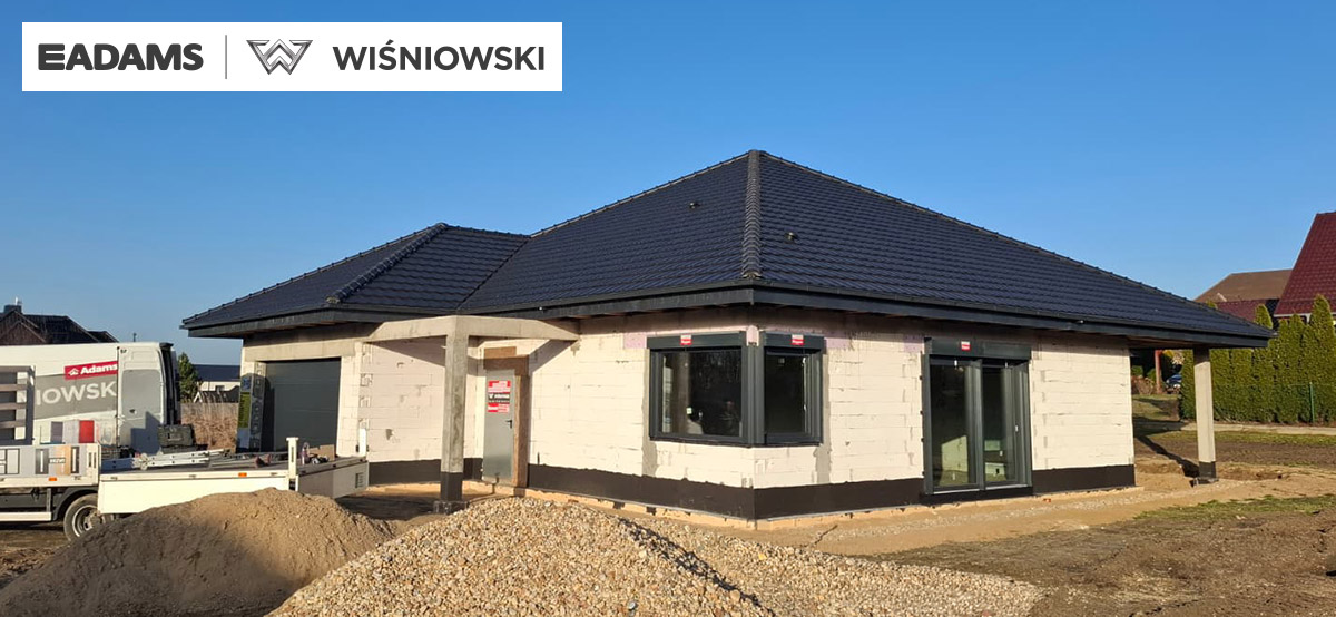 Nasze realizacje – Wiśniowski – Okna PRIMO 82, drzwi Nova, brama segmentowa UniTherm, rolety Protecta, żaluzje fasadowe