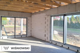 Nasze realizacje – Wiśniowski – Okna PRIMO 82, drzwi Nova, brama segmentowa UniTherm, rolety Protecta, żaluzje fasadowe
