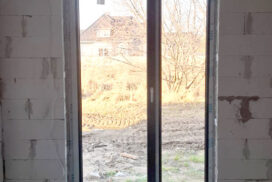 Nasze realizacje – Wiśniowski – Okna PRIMO 82, drzwi Nova, brama segmentowa UniTherm, rolety Protecta, żaluzje fasadowe