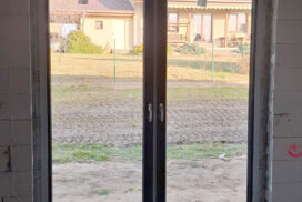 Nasze realizacje – Wiśniowski – Okna PRIMO 82, drzwi Nova, brama segmentowa UniTherm, rolety Protecta, żaluzje fasadowe