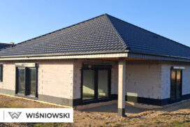 Nasze realizacje – Wiśniowski – Okna PRIMO 82, drzwi Nova, brama segmentowa UniTherm, rolety Protecta, żaluzje fasadowe