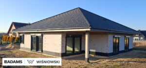Nasze realizacje – Wiśniowski – Okna PRIMO 82, drzwi Nova, brama segmentowa UniTherm, rolety Protecta, żaluzje fasadowe