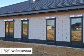 Nasze realizacje – Wiśniowski – Okna PRIMO 82, drzwi Nova, brama segmentowa UniTherm, rolety Protecta, żaluzje fasadowe