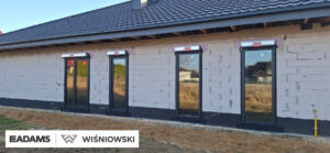 Nasze realizacje – Wiśniowski – Okna PRIMO 82, drzwi Nova, brama segmentowa UniTherm, rolety Protecta, żaluzje fasadowe
