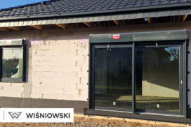 Nasze realizacje – Wiśniowski – Okna PRIMO 82, drzwi Nova, brama segmentowa UniTherm, rolety Protecta, żaluzje fasadowe