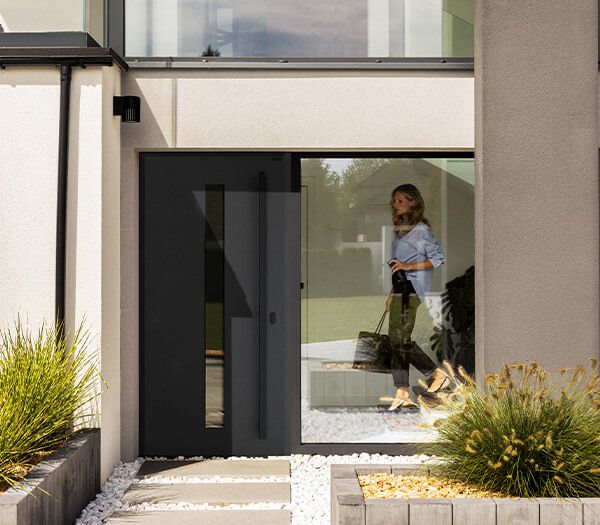 Drzwi wejściowe bez zadaszenia