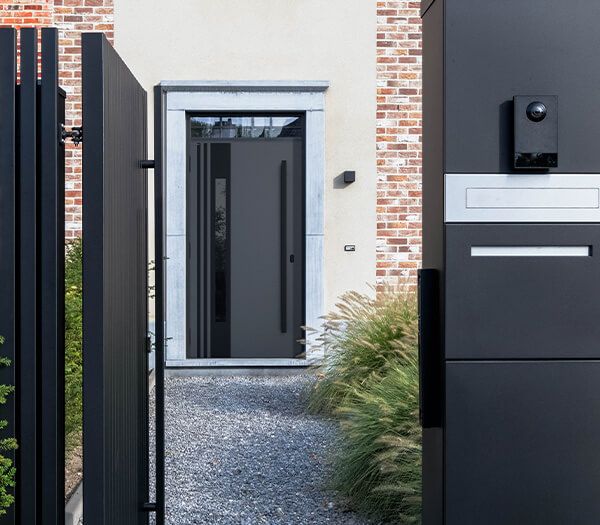 Drzwi wejściowe bez zadaszenia