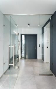 Drzwi wejściowe bez zadaszenia