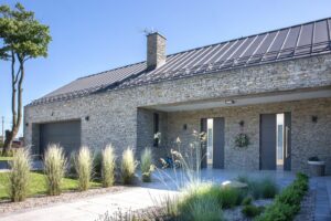 Drzwi wejściowe bez zadaszenia