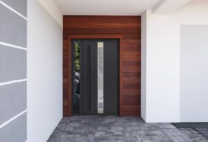 Drzwi wejściowe bez zadaszenia