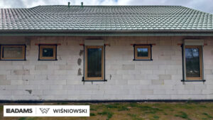 Nasze realizacje – Wiśniowski – Okna PVC PRIMO 82, brama garażowa UniPro, żaluzje fasadowe