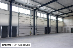 Nasze realizacje – Wiśniowski – Bramy przemysłowe MakroPro, drzwi ECO, okna PRIMO 70