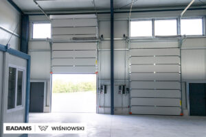 Nasze realizacje – Wiśniowski – Bramy przemysłowe MakroPro, drzwi ECO, okna PRIMO 70
