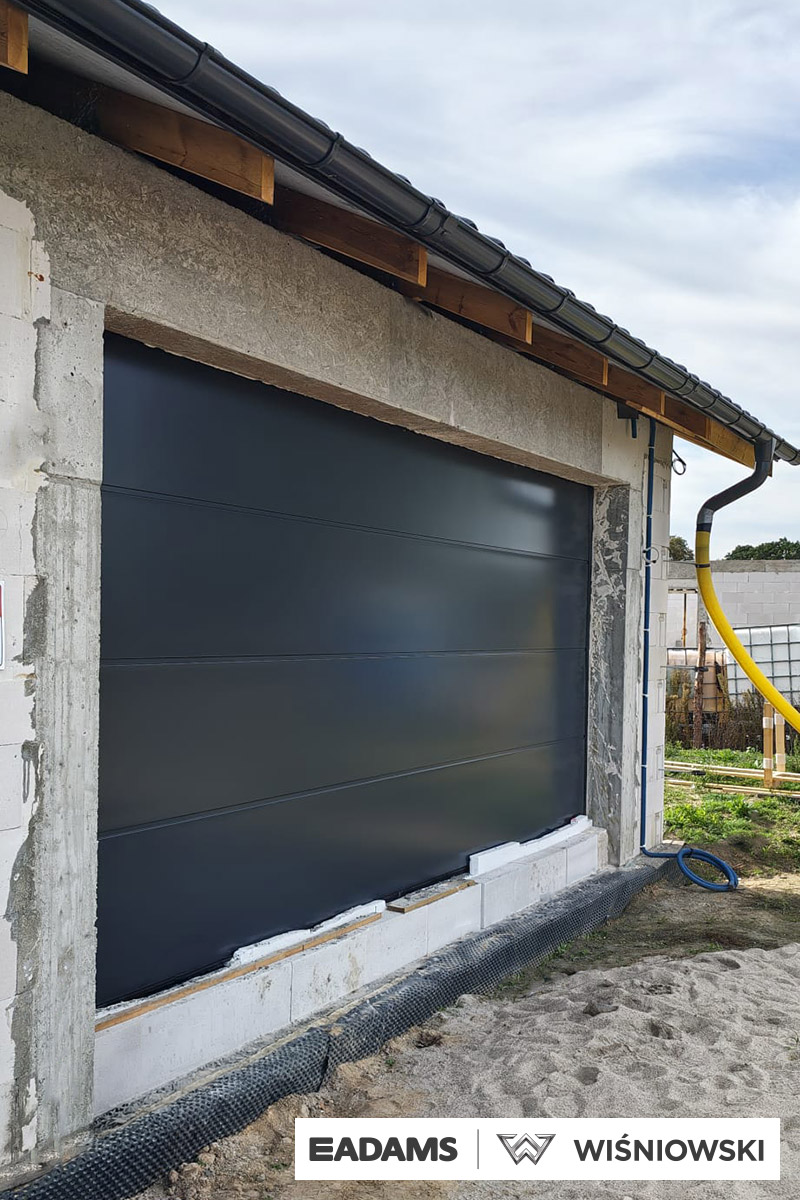 Nasze realizacje – Wiśniowski – Segmentowa brama garażowa UniTherm Nasze realizacje – Wiśniowski – Segmentowa brama garażowa UniTherm